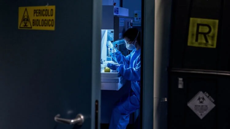Співробітник лабораторії перевіряє результати ПЛР-тестів на коронавірус